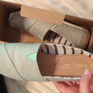 Toms slip on